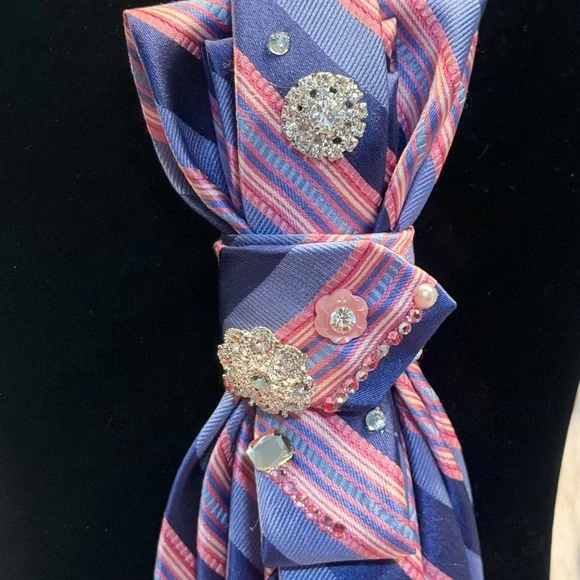 Elegant Striped Brooch-Embellished tie necklace. - Picture 2 of 6